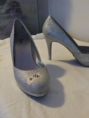 FIONI Clothing Silver Glitter High Heel Pumps